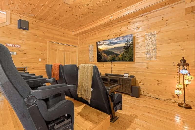 Movie Theater Hot Tub View Mountain Escape Villa Gatlinburg Bagian luar foto