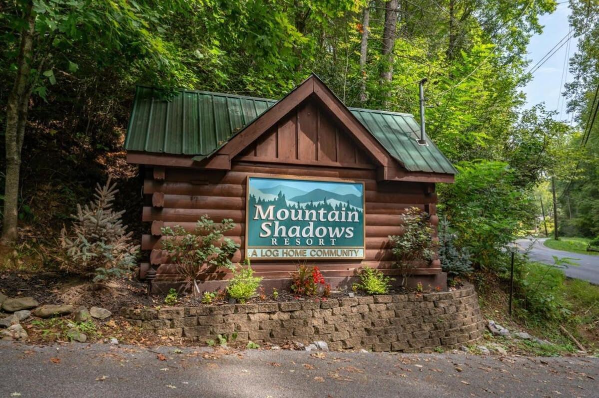 Movie Theater Hot Tub View Mountain Escape Villa Gatlinburg Bagian luar foto