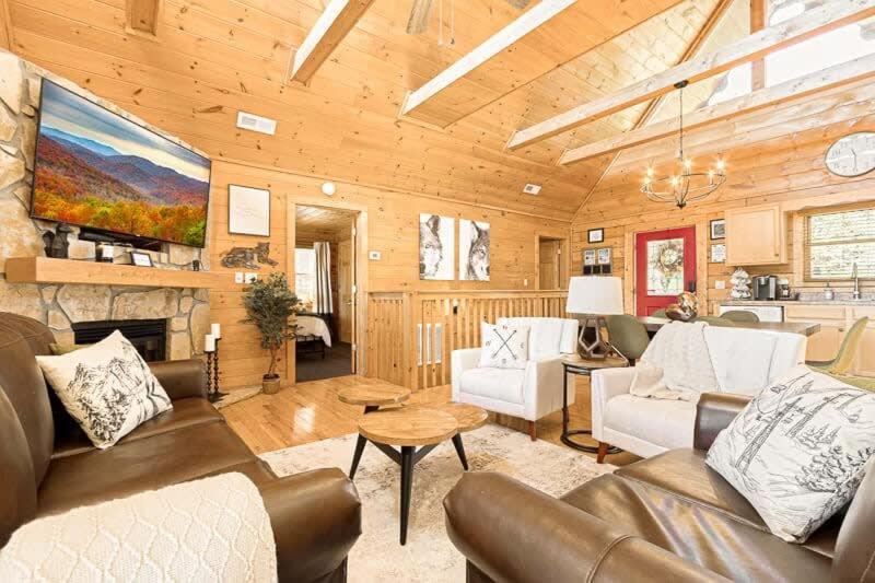Movie Theater Hot Tub View Mountain Escape Villa Gatlinburg Bagian luar foto