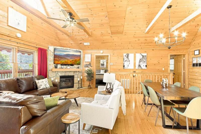 Movie Theater Hot Tub View Mountain Escape Villa Gatlinburg Bagian luar foto